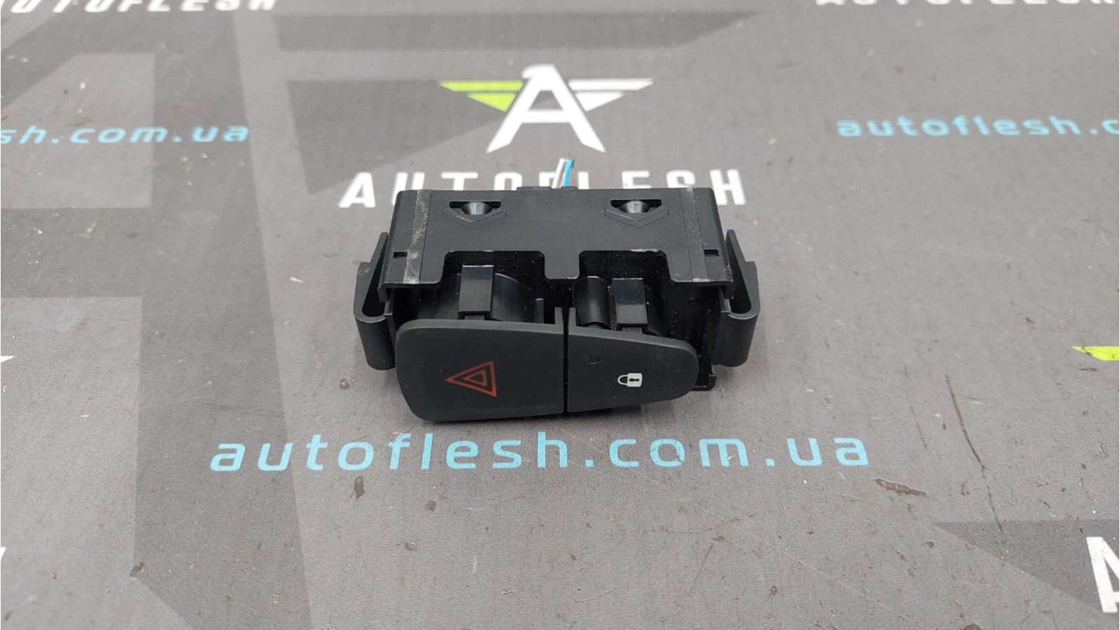 Кнопка аварийки/ кнопка блокировки дверей 252905668R Dacia Renault Dokker Lodgy Logan Sandero бу